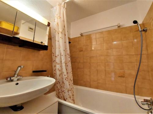 une salle de bain avec un lavabo, des toilettes et une douche dans l'établissement Chaleureux studio centre Samoëns, balcon, proche commodités et skibus - FR-1-624-83, à Samoëns