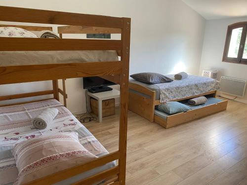 Двухъярусная кровать или двухъярусные кровати в номере Le domaine de Gaïa