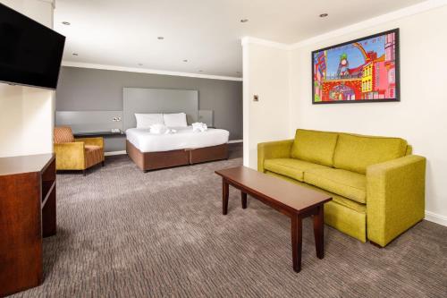 Postel nebo postele na pokoji v ubytování Mercure Chester Abbots Well Hotel