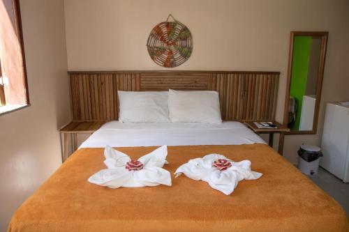 Un dormitorio con una cama con toallas. en Orla Nautica, en Barreirinhas