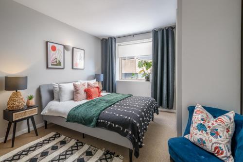 Un pat sau paturi într-o cameră la 2 bedroom apartment with park views Shoreditch