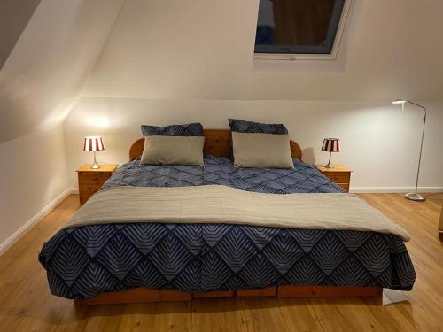 ein Schlafzimmer mit einem großen Bett mit zwei Lampen in der Unterkunft Krimhof in Maasbüll