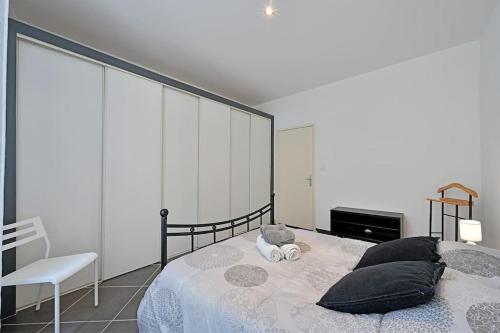 Postel nebo postele na pokoji v ubytování L'appartement Bégonia