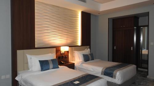 فندق ليفيل ناين Level Nine Hotel في جدة: غرفة فندقية بسريرين ونافذة