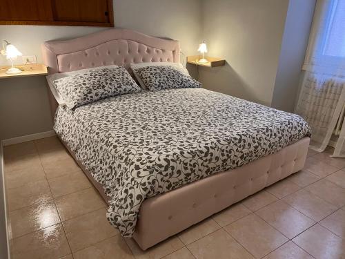 1 dormitorio con 1 cama con marco rosa en Apartment Nicole en Menaggio