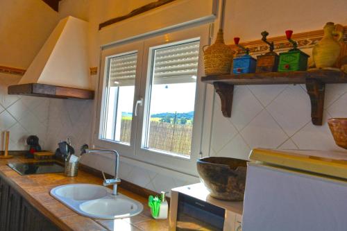 een keuken met een spoelbak en een raam bij La Esperanza in Medina Sidonia