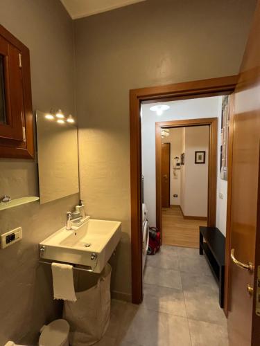 bagno con lavandino, servizi igienici e specchio di Elegant Apartment a Vicenza