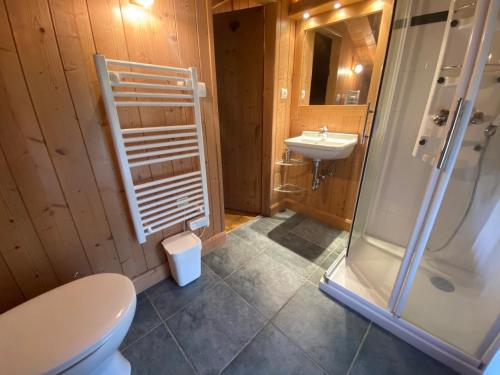 uma casa de banho com um WC, um chuveiro e um lavatório. em Appartement Samoëns, 4 pièces, 6 personnes - FR-1-624-25 em Samoëns