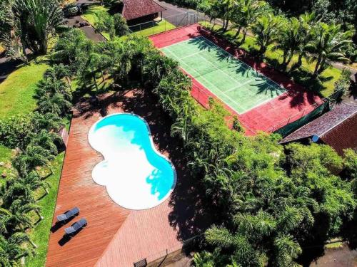 uma vista superior de uma piscina com árvores em Villa Ava - lagon view 6pax @Moorea - Legends Residence em Haapiti