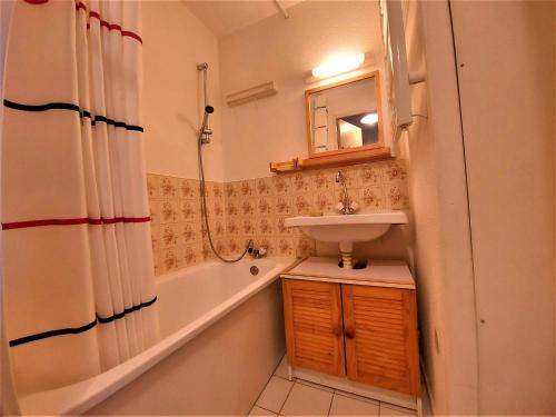 bagno con lavandino, vasca e doccia di Studio Samoëns, 1 pièce, 4 personnes - FR-1-624-58 a Samoëns