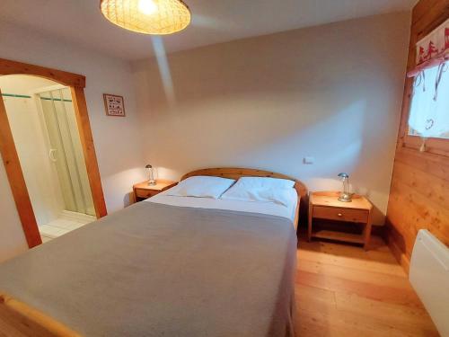 - une chambre avec un grand lit et 2 tables de chevet dans l'établissement Appartement Samoëns, 3 pièces, 6 personnes - FR-1-624-28, à Samoëns