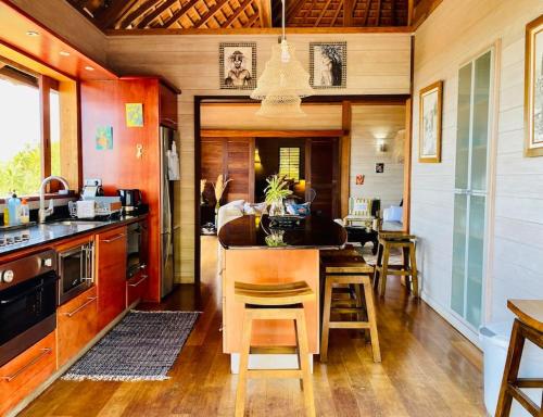 uma cozinha com mesa e cadeiras num quarto em Villa Ava - lagon view 6pax @Moorea - Legends Residence em Haapiti