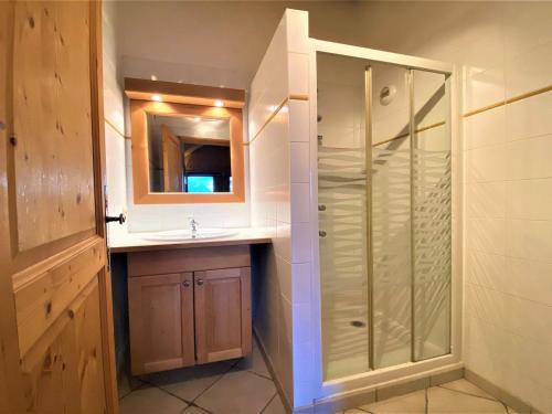 une salle de bain avec douche et lavabo dans l'établissement Appartement Confortable à 100m de la Télécabine avec Balcon et Équipements Complets - FR-1-624-41, à Samoëns