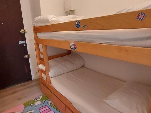 2 Etagenbetten in einem kleinen Zimmer in der Unterkunft Studio Samoëns, 1 pièce, 4 personnes - FR-1-624-56 in Samoëns