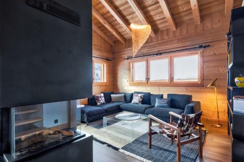 ein Wohnzimmer mit einem Sofa und einem Kamin in der Unterkunft Superb and familial duplex in Praz-sur-Arly - Welkeys in Praz-sur-Arly