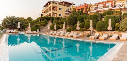 una piscina en un hotel con sillas y sombrillas en Lithies Sea View Boutique Hotel en Koríthion