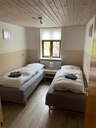 una camera con due letti e una finestra di Feriestedet Rønne a Billum