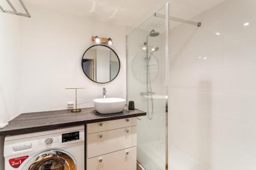 La salle de bains est pourvue d'un lave-linge et d'un miroir. dans l'établissement Le ViLoNa - T3 moderne avec parking privé, à Rennes