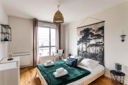 ein Schlafzimmer mit einem Bett und einem großen Wandgemälde in der Unterkunft Le ViLoNa - T3 moderne avec parking privé in Rennes