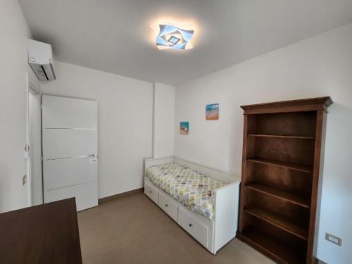 ein kleines Schlafzimmer mit einem Bett und einem Schrank in der Unterkunft Sophie's Oasis in Alba Adriatica