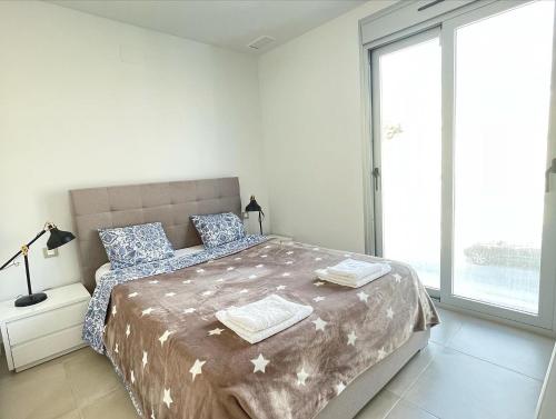 Tempat tidur dalam kamar di Apartamento Campana Bay con vistas a Benidorm