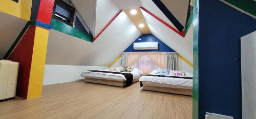 two beds in a room with painted ceilings at Taipei Jinguashi Cloud Mountain Homestay B&B in Jiufen