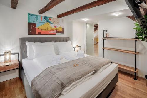 sypialnia z dużym białym łóżkiem w pokoju w obiekcie EH Apartments Jupiter w mieście St. Gallen