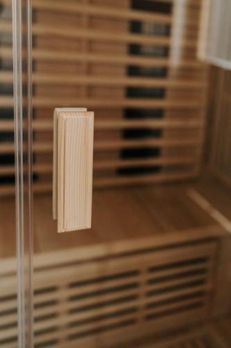 a roll of paper hanging from a window with blinds at Waidlerland Waldkirchen Chalets in Waldkirchen