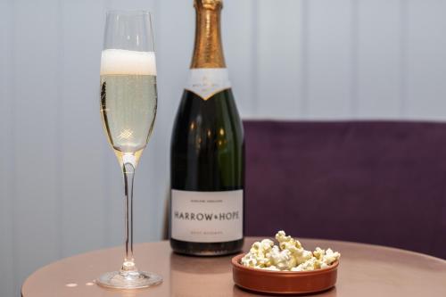 een fles champagne en een glas popcorn bij The Windermere Hotel, London in Londen