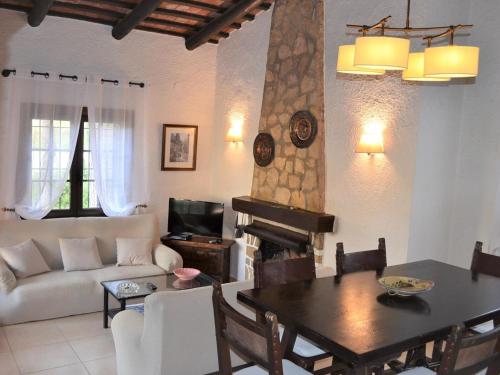 uma sala de estar com uma mesa e uma lareira em Villa Anna em Begur