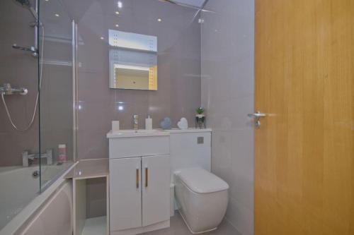 uma casa de banho com um WC, um lavatório e um chuveiro em Alluring 2 Bedroom Leeds City Centre Apartment- Self Check-in,Balconied Apartment em Leeds