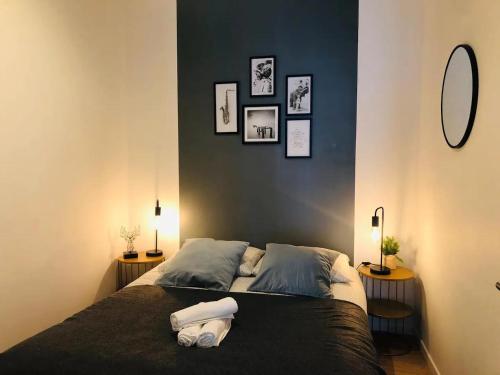 ein Schlafzimmer mit einem Bett mit zwei Kissen und einem Spiegel in der Unterkunft Atelier Arthaud in Brest