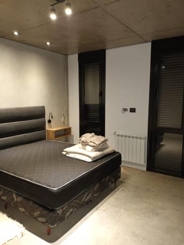 1 dormitorio con 1 cama en una habitación con ventanas en Terrazas Pinar 4 en Monte Hermoso