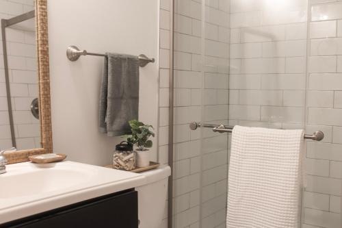 Un baño de 9 Palms