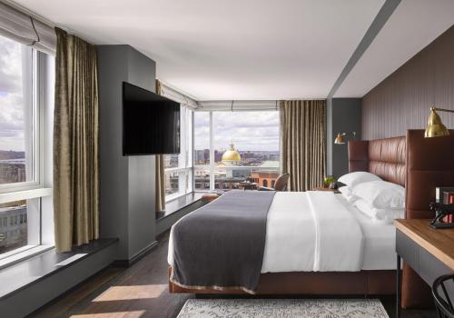 een slaapkamer met een groot bed en een groot raam bij Hotel AKA Boston Common in Boston