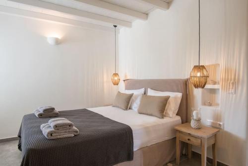 Postel nebo postele na pokoji v ubytování Villa KLAR, on the Outskirts of Naousa , Paros