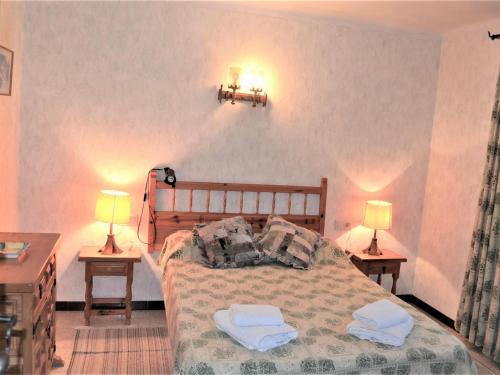 um quarto com uma cama com dois candeeiros em duas mesas em Casa Dynaida em Begur