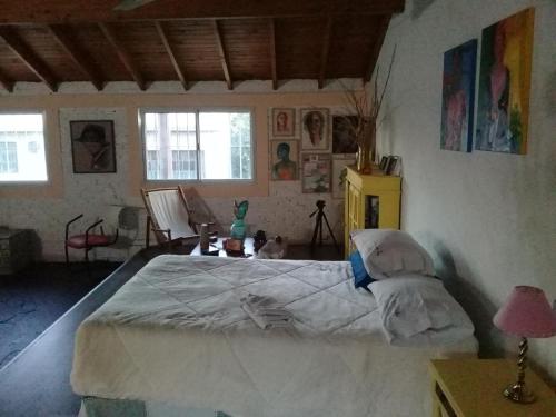 1 dormitorio con 1 cama grande en una habitación en La casa de los murales en Avellaneda