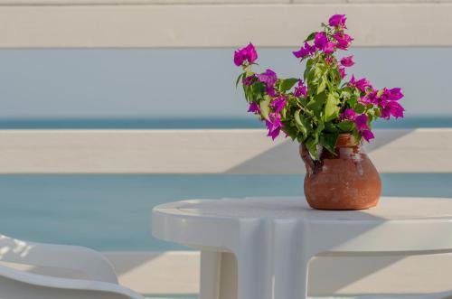 um vaso cheio de flores roxas sentado numa mesa em Casa Miramare em Mattinata