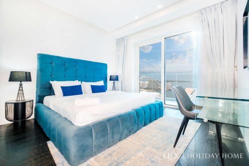 Кровать или кровати в номере LUX - Lavish Suite with Full Palm Jumeirah View 2
