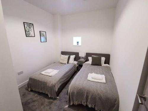 Cama o camas de una habitación en 2 Bedroom Apartment - Central Peterborough - Bayard Apartments