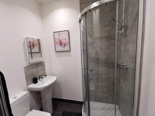 Un baño de 2 Bedroom Apartment - Central Peterborough - Bayard Apartments