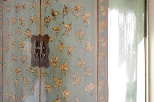 a wall with a wallpaper with a pair of scissors on it at Renovated Barn of the year 1500 in Moltrasio