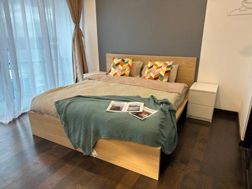 ヌサジャヤにある3003 Almas Suites Modern Netflix 100mbps By STAYのベッドルーム1室(緑の毛布付きのベッド1台付)