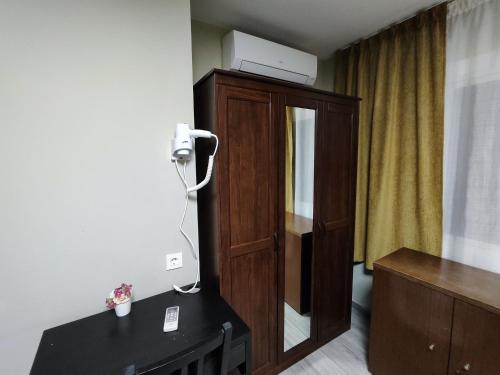 una habitación de hotel con secador de pelo en una habitación en Hostal LIWI, en Barcelona