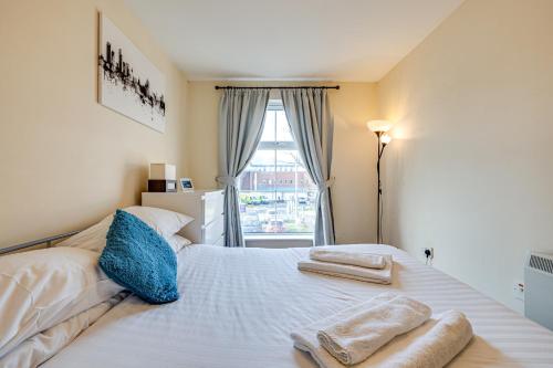 a bedroom with a bed with towels on it at Cosy 2BR Modern Apt with Free Parking in Liverpool