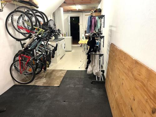 Jízda na kole v ubytování La Maison de Mama C: Charming french village home nebo okolí