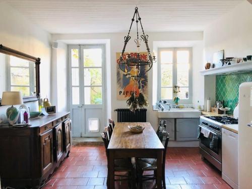 une cuisine avec une table et une salle à manger dans l'établissement La Maison de Mama C: Charming french village home, à Sainte-Colombe-sur-lʼHers