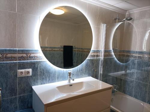 uma casa de banho com um lavatório e um espelho em Casa Jayna, Mistral, El Campello em El Campello