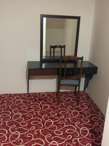 a bedroom with a desk and a chair and a mirror at Ankara apart hostel 3 in Altındağ